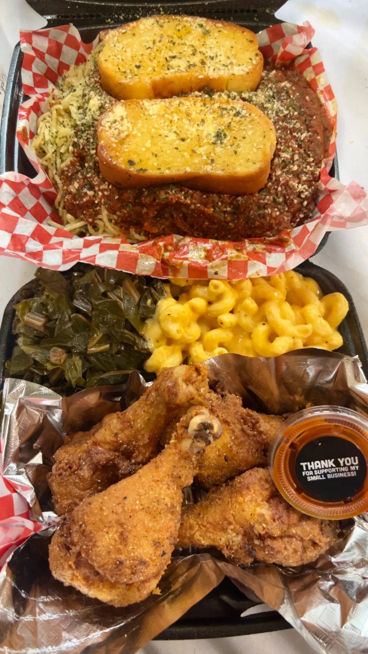Fried chicken served with spaghetti and garlic bread