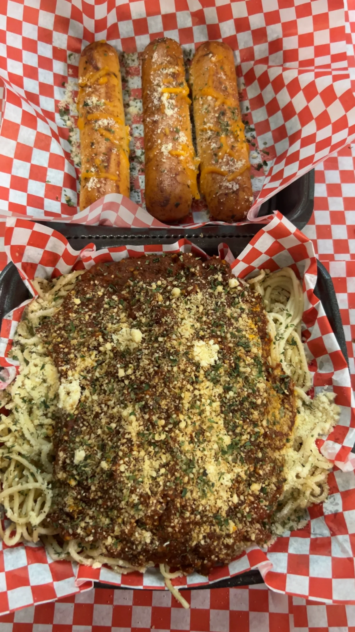 Spaghetti in meat sauce with garlic bread